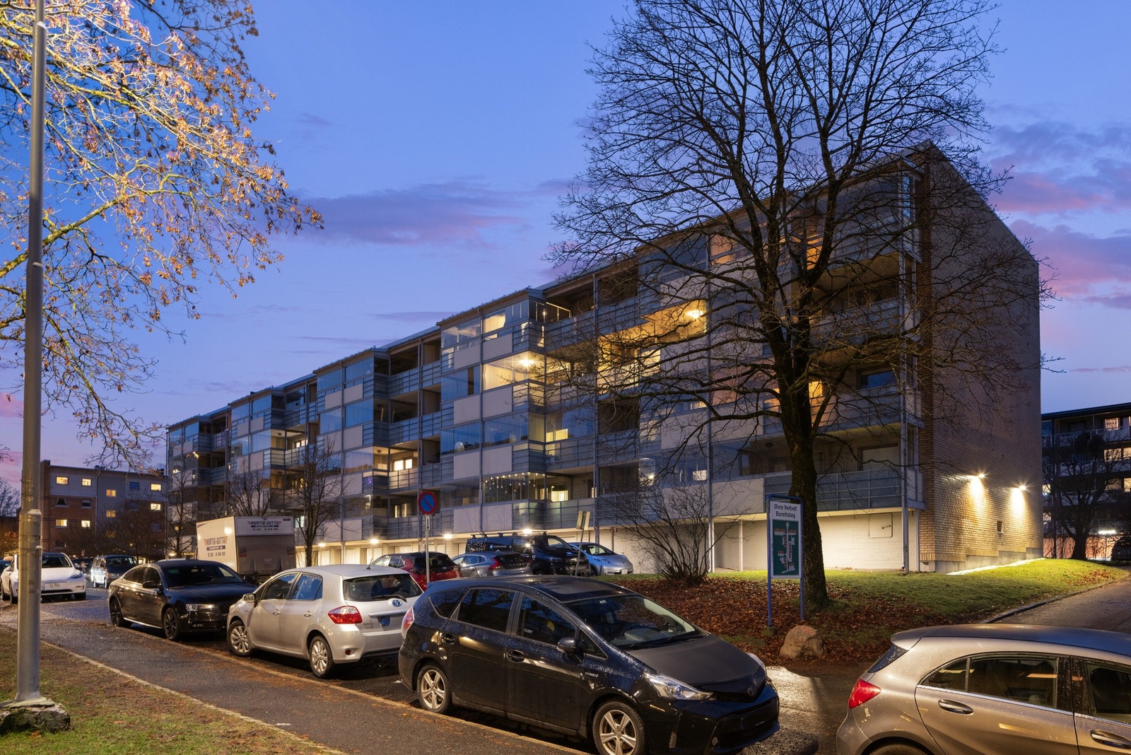 Det er muligheter for leie av både utvendig parkeringsplass samt garasjeplass. Ellers er det nylig etablert beboerparkering i gatene. Galleribilde
