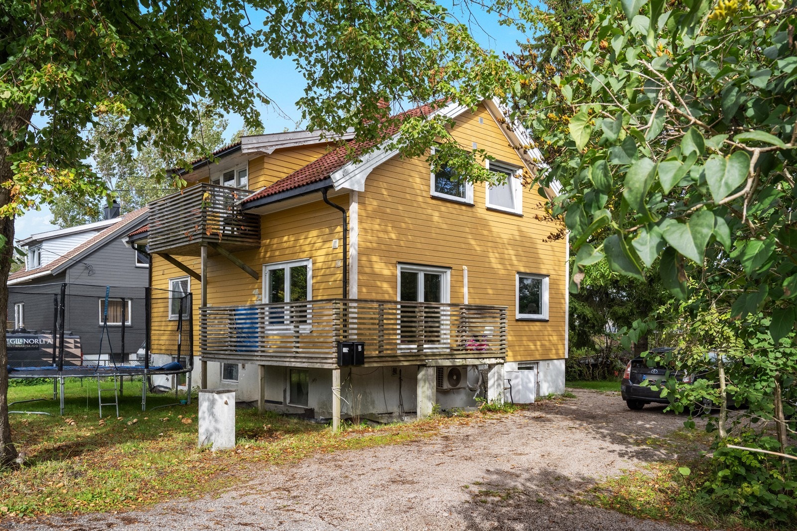 Eiendommen ligger i etablert boligstrøk med kort vei til barnehage, skole, matbutikk og med noe støy fra innfartsåra. Gangavstand til Fredrikstad sentrum. Galleribilde