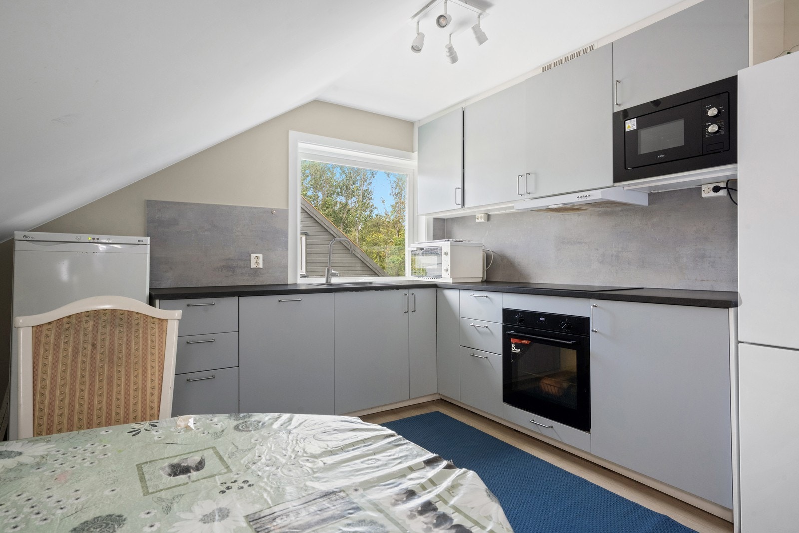 Sett inn en koselig spisegruppe - utnytt plassen med uttrekkbart bord Galleribilde