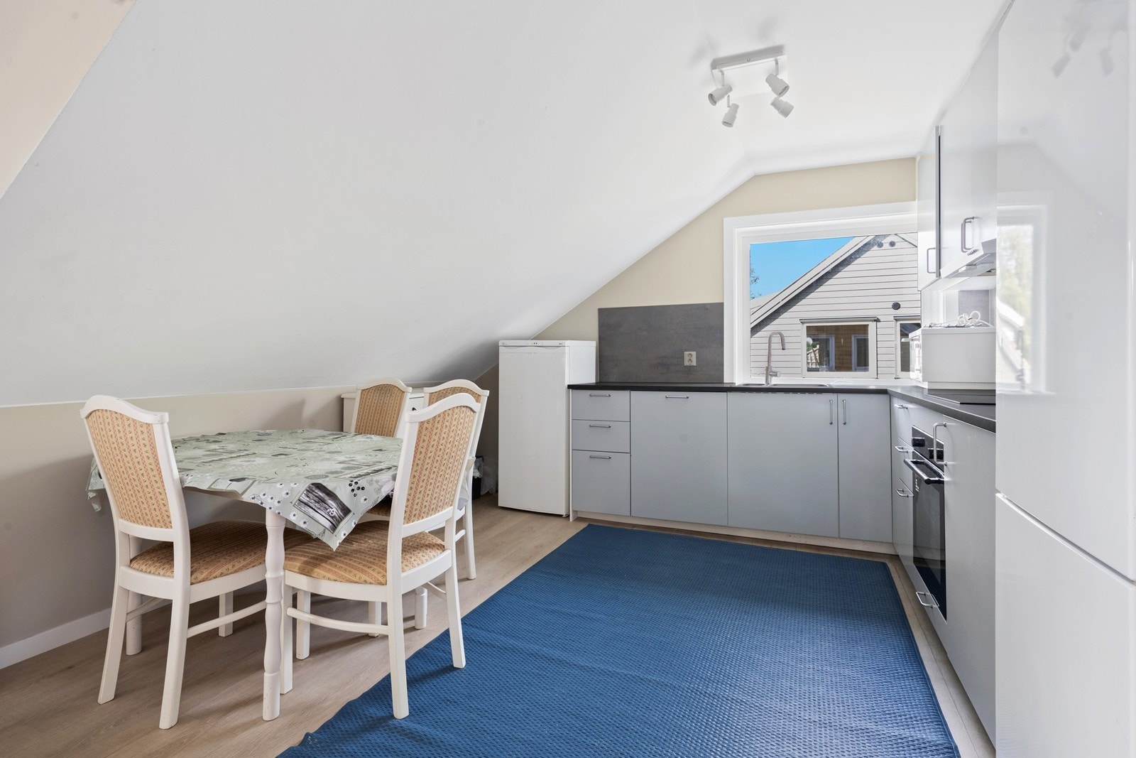 Kjøkken i 2. etasje er fra 2023 og har integrert stekeovn, platetopp, micro og oppvaskmaskin Galleribilde