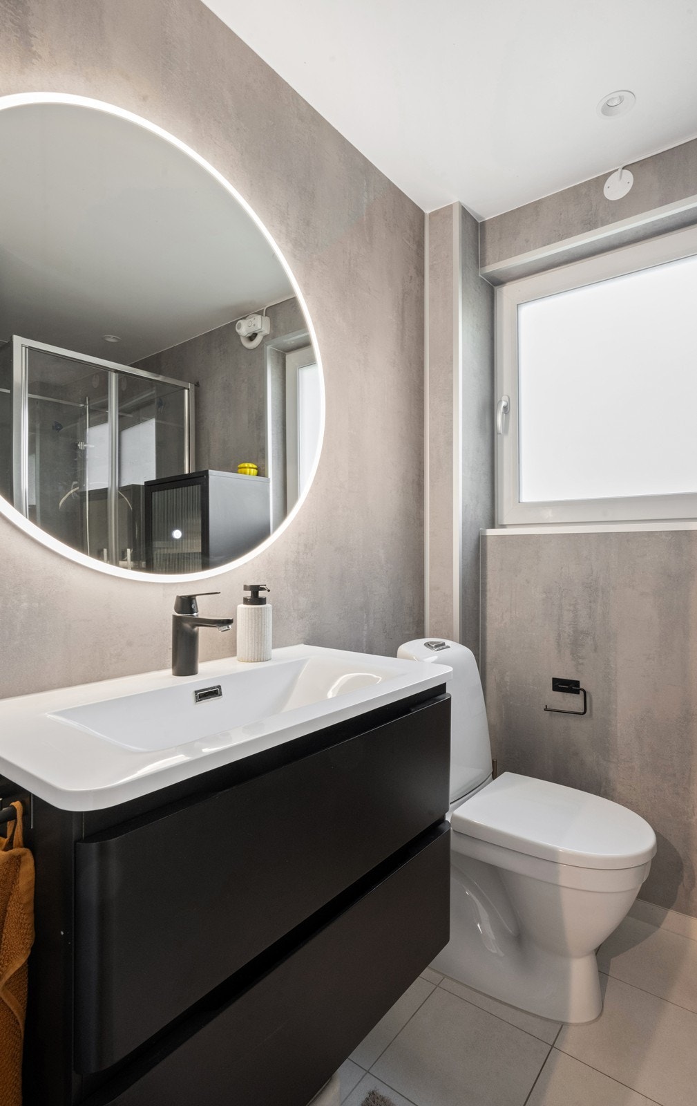 Badet i 1. etasje er fra 2023 og har dusjkabinett, servantinnredning og wc Galleribilde