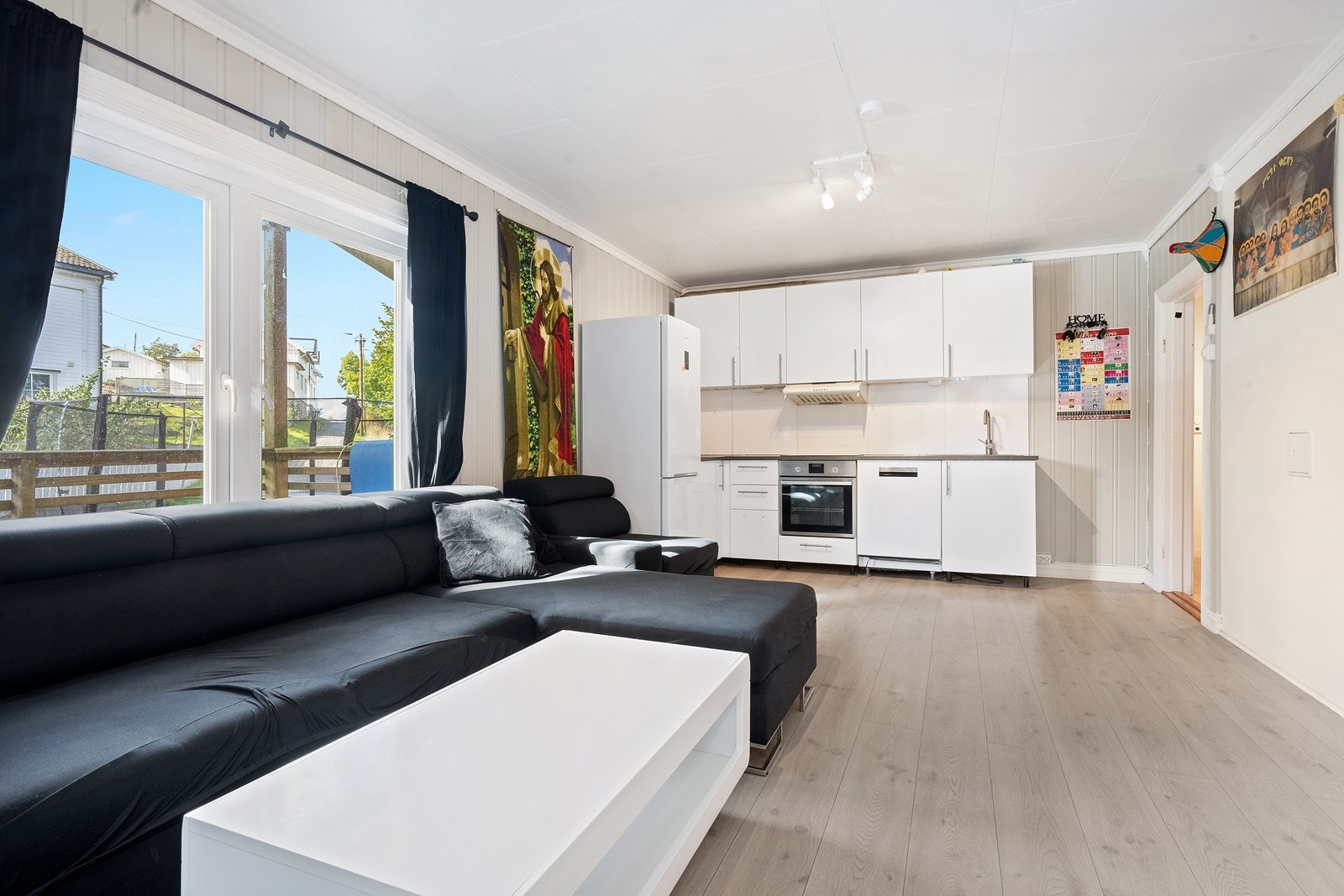 Lys og trivelig bolig med åpen kjøkkenløsning Galleribilde