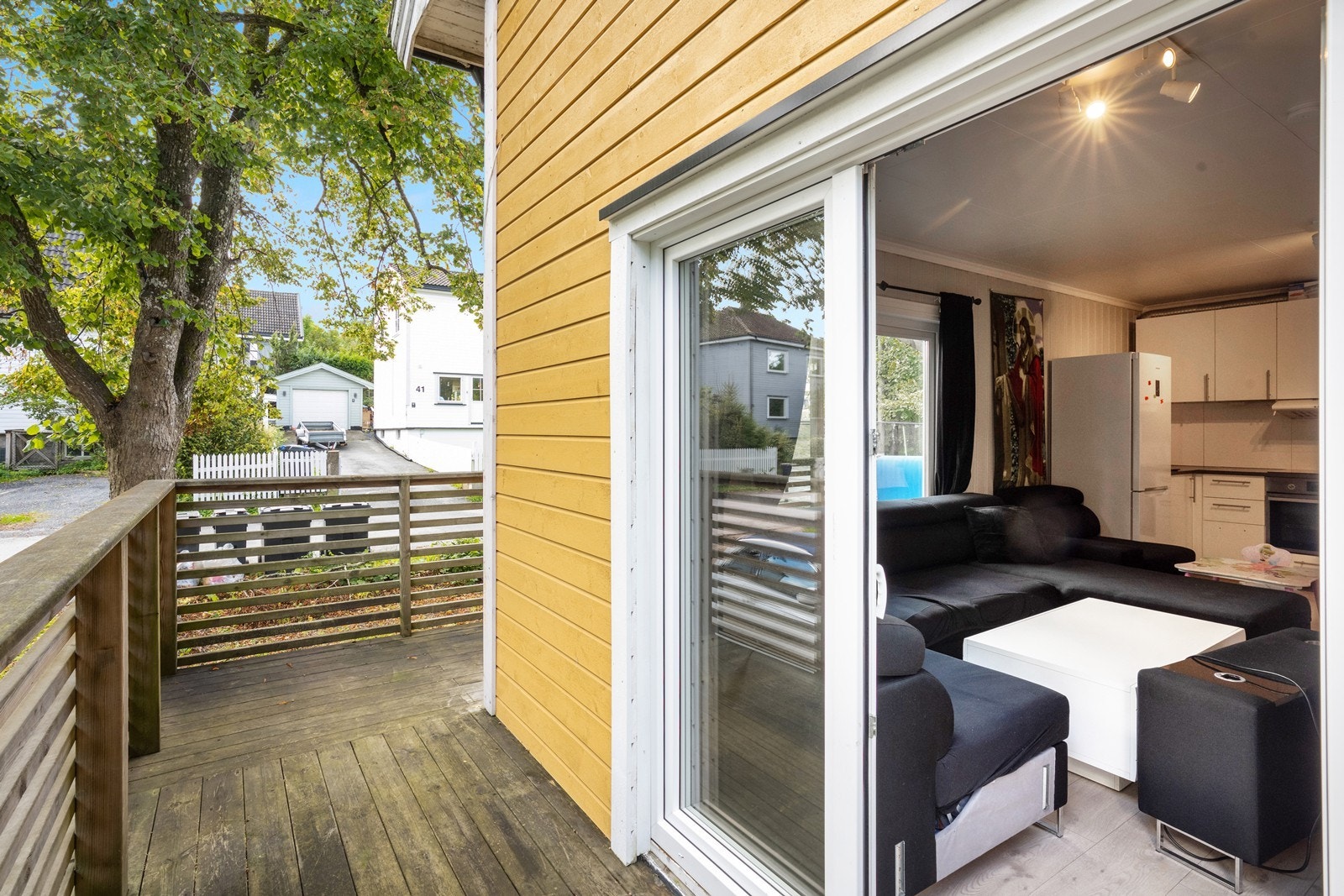 Koselig terrasse på to sider av huset med adkomst fra stue Galleribilde