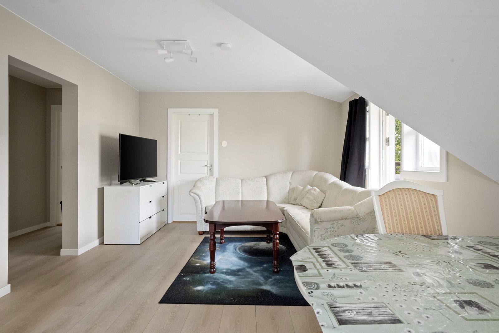 2. etasje har 3 soverom, gang, trappegang, bad og stue/kjøkken Galleribilde