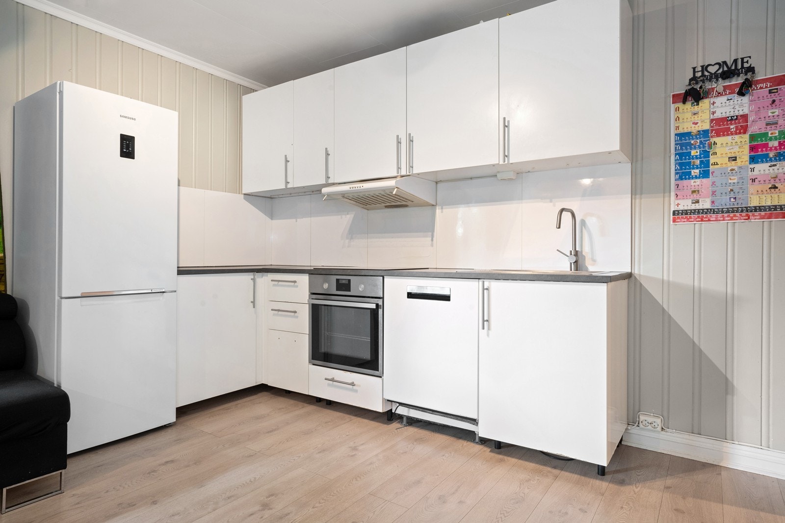 Kjøkken i 1. etasje er fra 2017 og har integrert stekeovn og platetopp Galleribilde