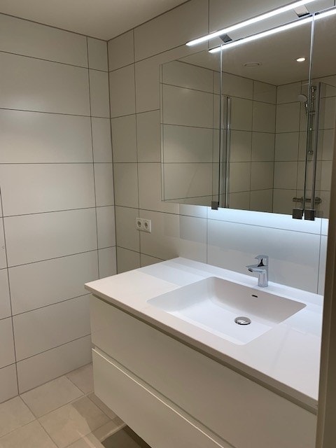 Badet. Speilskap. Servant med underskap. Galleribilde