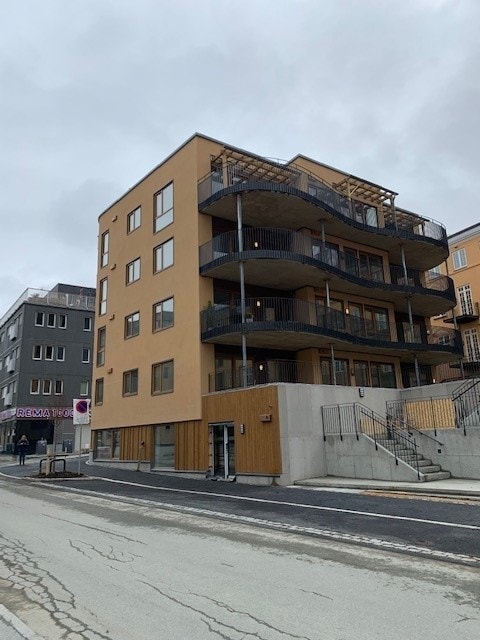 Pen 2-roms leilighet i 2.etasje med balkong. Leiligheten er ny i 2024. Nærhet til fjorden. Galleribilde