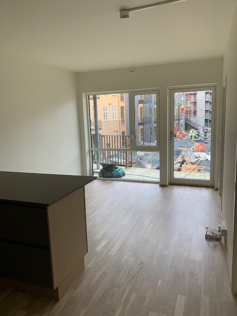 Stue med parkett på gulv. Store vinduer. Vannbåren varme i gulv på kjøkken/stue. Galleribilde