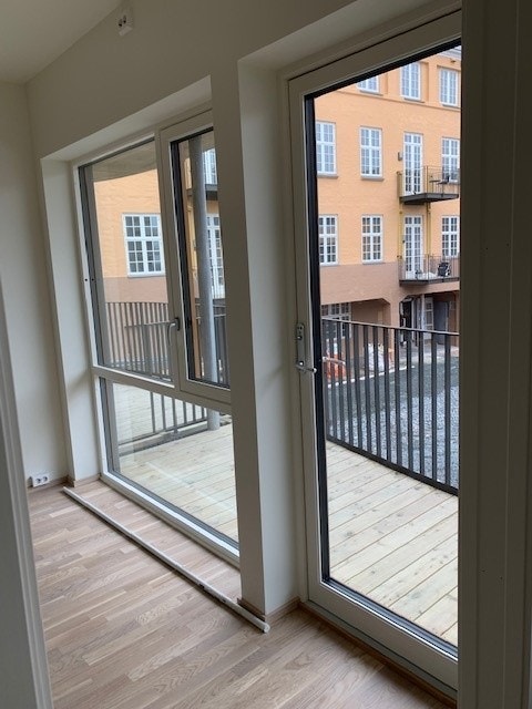 Utgang fra stuen til balkong. Galleribilde