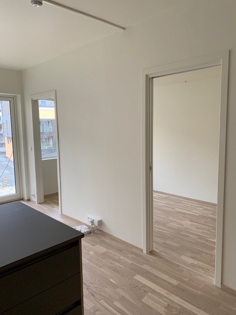 Stue med to skyvedørsåpninger til soverom Galleribilde