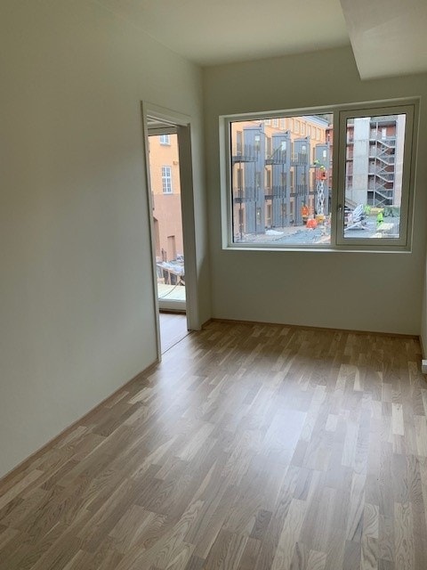 Soverom med garderobeskap. Garderobeskapet ble montert etter at dette bilde ble tatt. Galleribilde