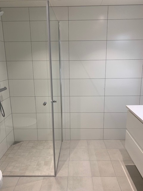 Flis på gulv og vegger. Varme i gulv. Galleribilde