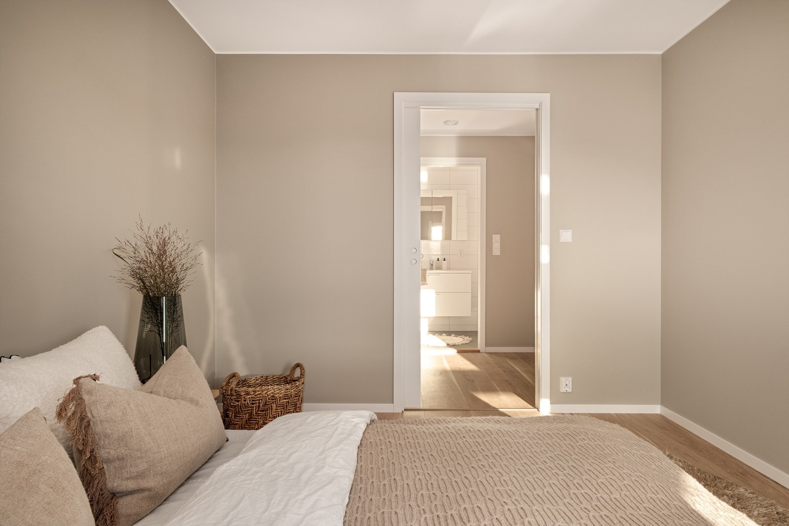 Lyst og fint soverom Galleribilde