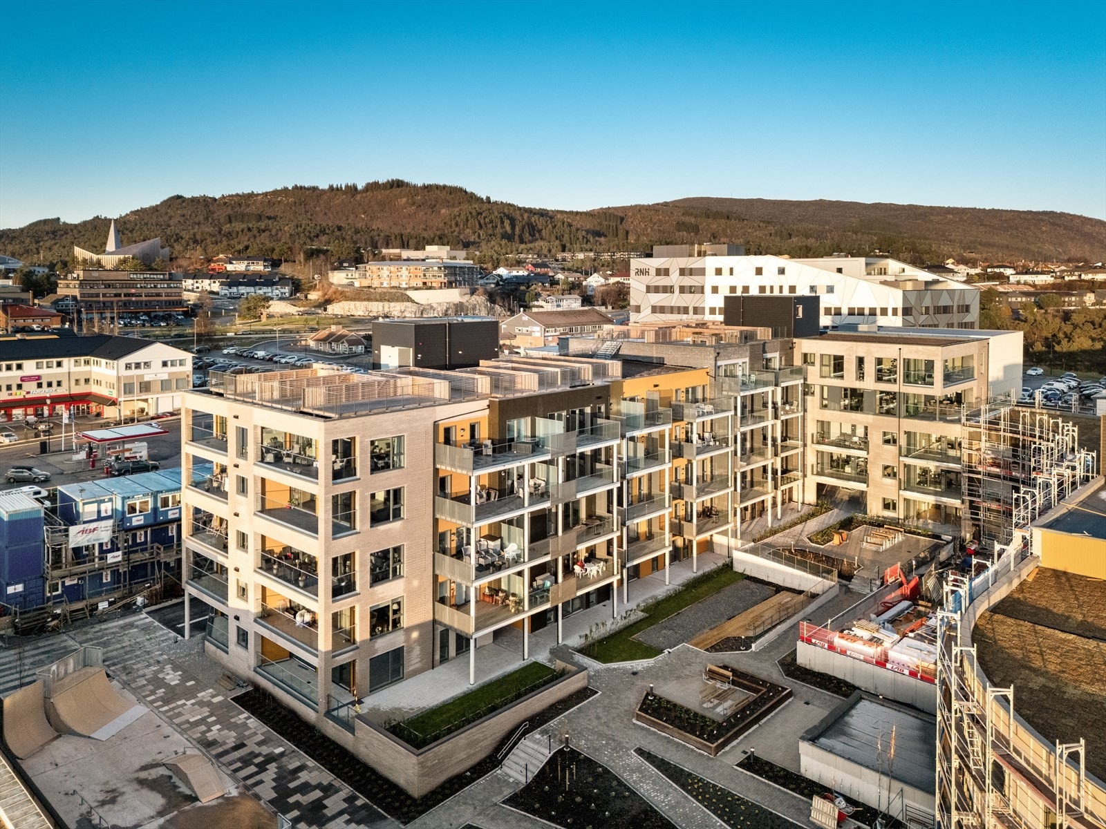 Velkommen til åpent hus på søndag 7.desember kl. 13-15. Det er mulig å komme inn i de ledige leilighetene, samt få en omvisning i ledige leiligheter i trinn 2. Galleribilde