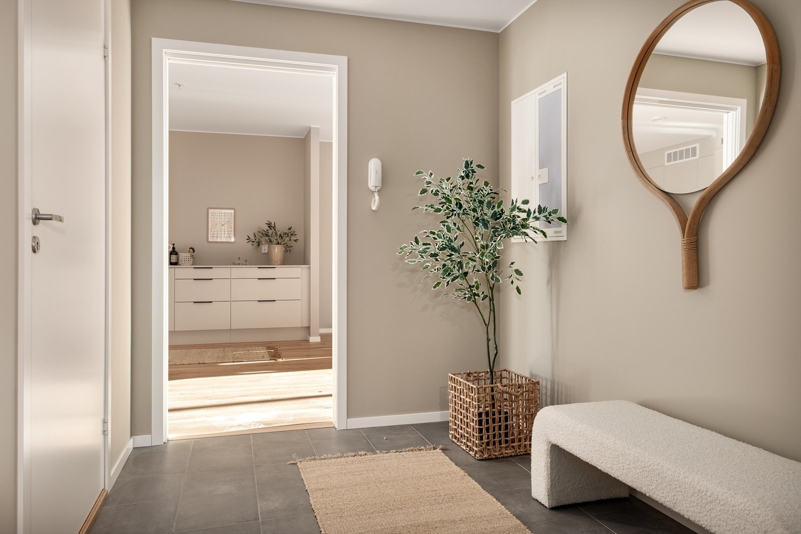 Fra entré har du inngang til bod/vaskerom til venstre. Galleribilde