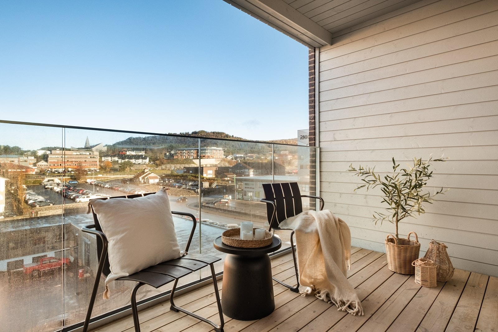 Balkong mot nord med utsikt mot blant annet Knarvik Senter og Knarvik Kirke. Galleribilde