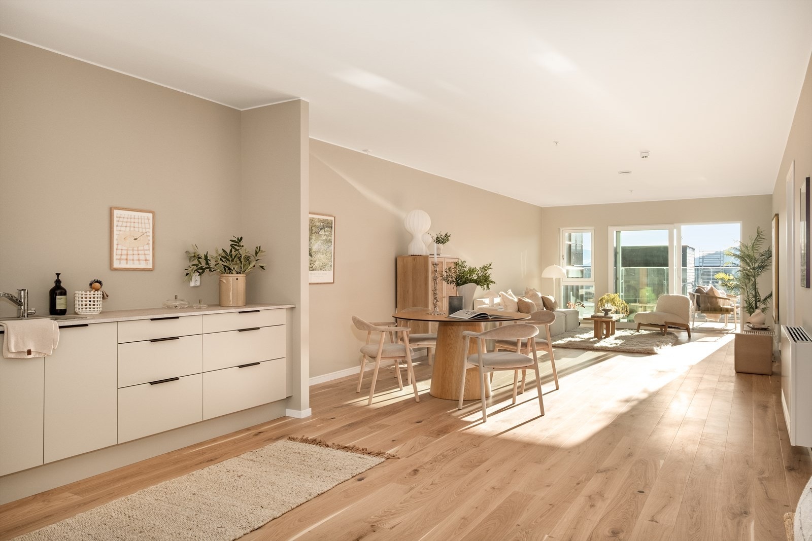 Leiligheten har 1-stavs eikeparkett på alle gulv hvor det ikke er fliser. Galleribilde