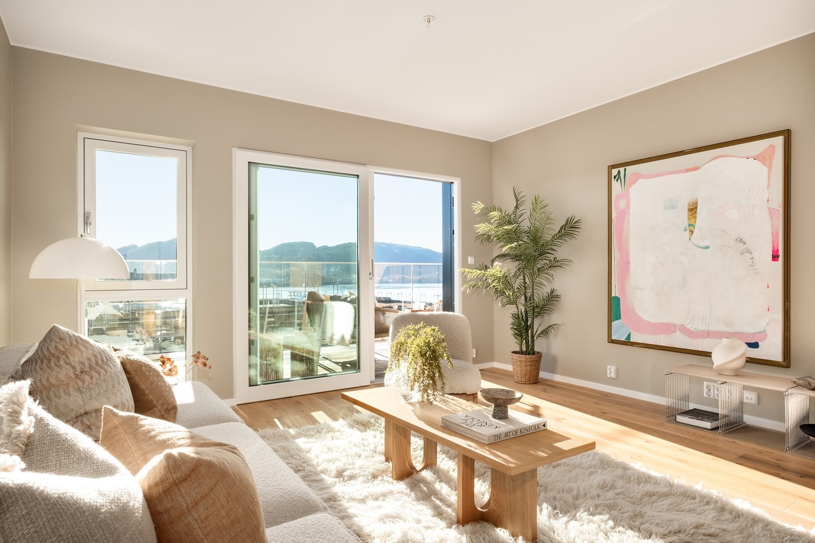 Leiligheten ligger i byggets øverste etasje og har fantastisk sjøutsikt Galleribilde