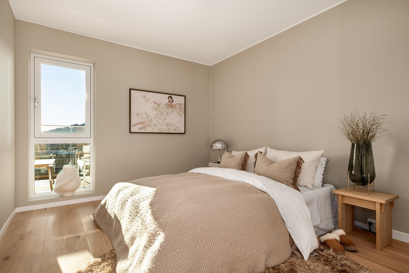 Hovedsoverom med egen tilgang til garderoberom og bad. Galleribilde