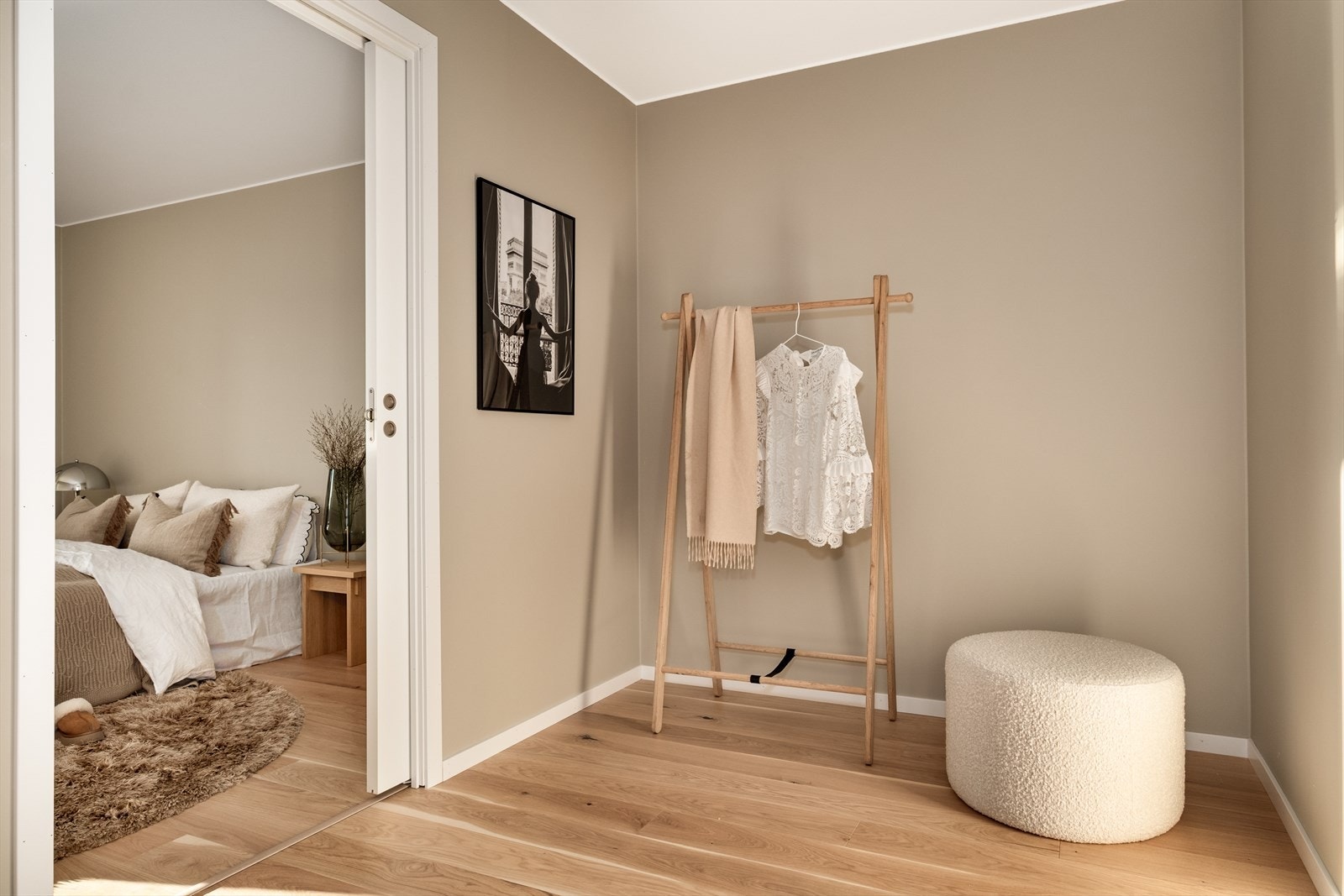 Garderoberom mellom hovedsoverom og bad 2. Galleribilde