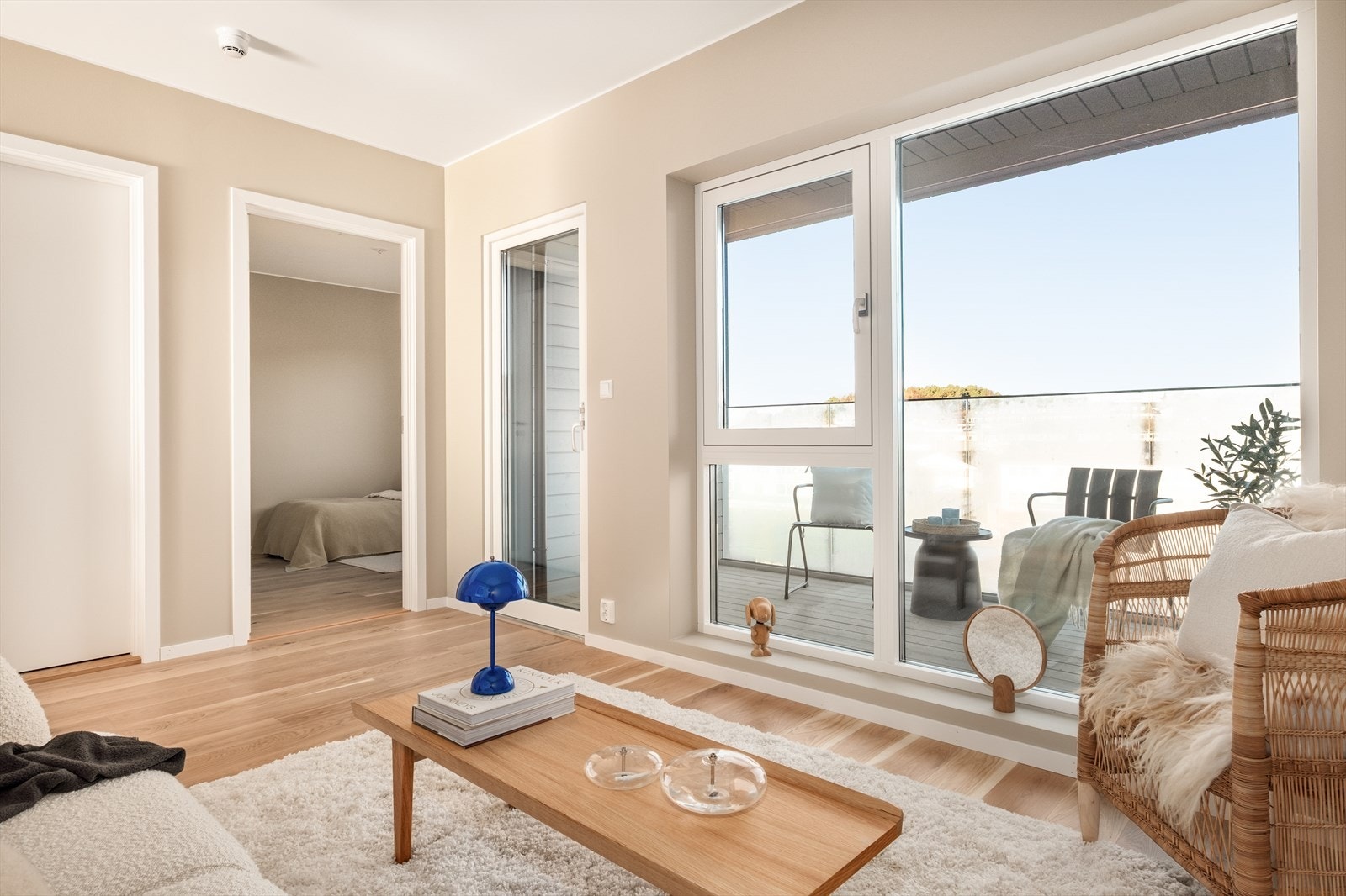 I byggeperioden var det mulig å sette opp et soverom i bakkant av kjøkkenet. Dette er nå åpent, og kan fungere som ekstra stue eller kontorplass. Galleribilde