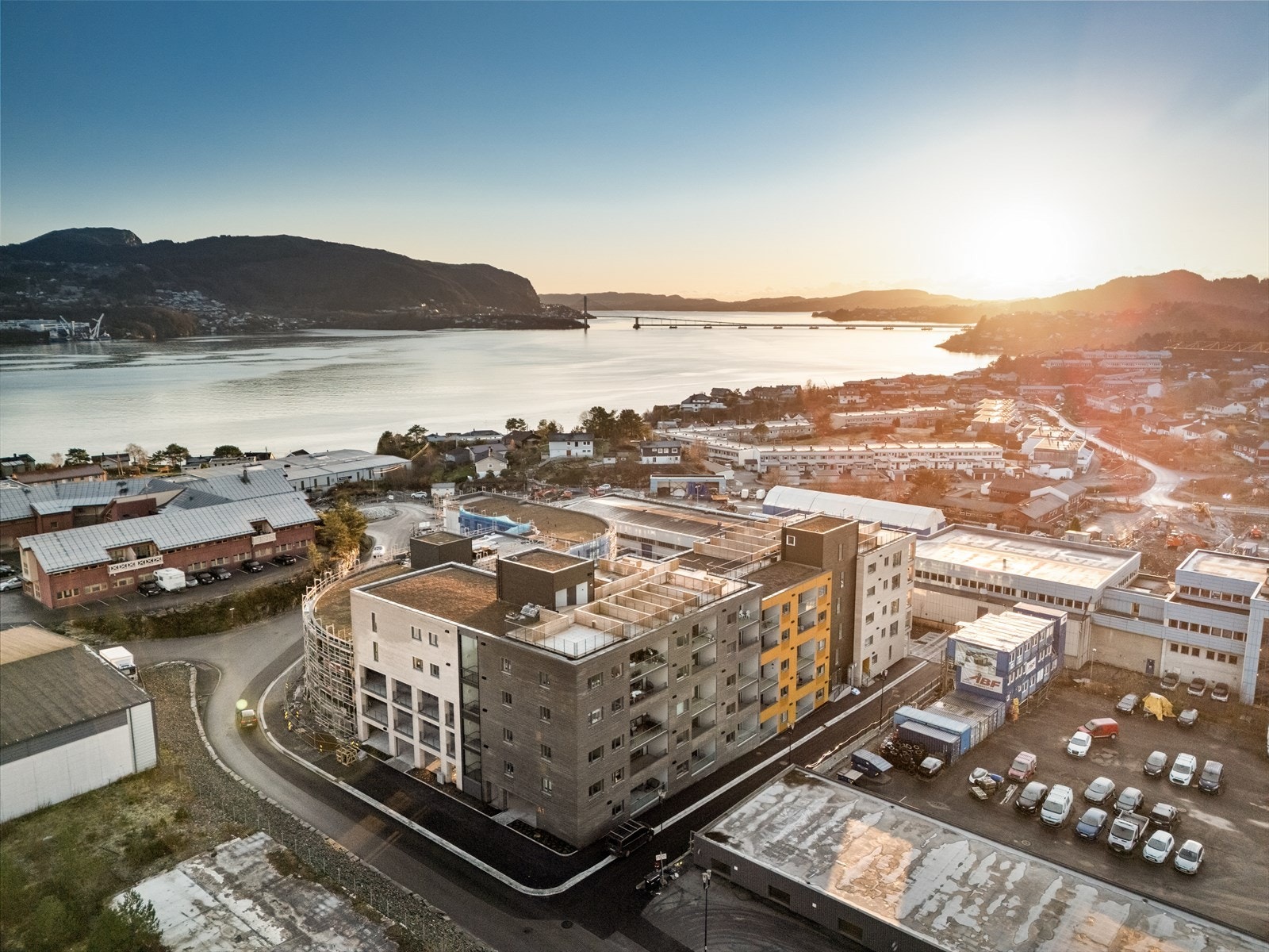 Ta heisen opp til taket og nyt fantastisk utsikt og sol fra morgen til kveld på leilighetens private takterrasse. Det er også felles takterrasse hvor det blir felles sittesoner og utekjøkken. Galleribilde