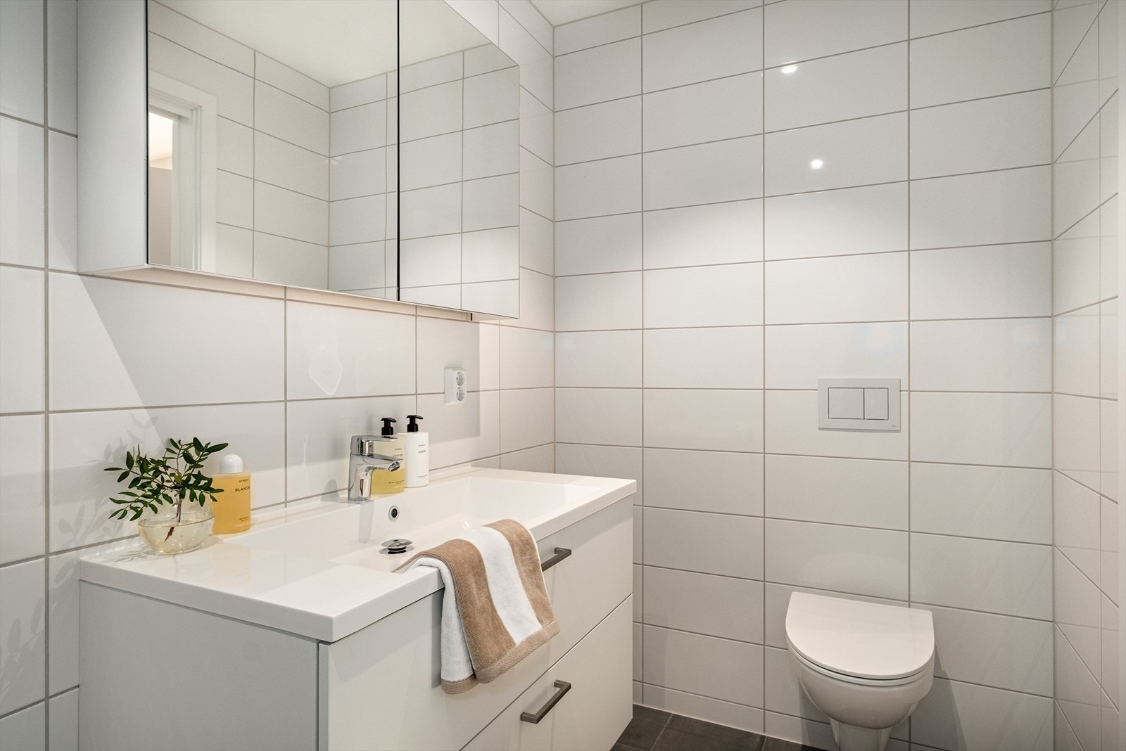 Helfliset bad med tilgang fra garderoberom tilknyttet hovedsoverommet. Galleribilde