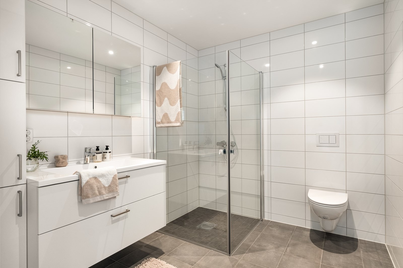 Flott helfliset bad med tilgang som ligger vegg i vegg med det soverom på 9,6 m2. Galleribilde