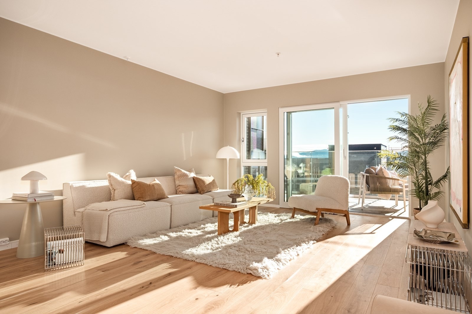 Leiligheten har en stor og romslig stue med utgang til balkong på begge sider. Galleribilde