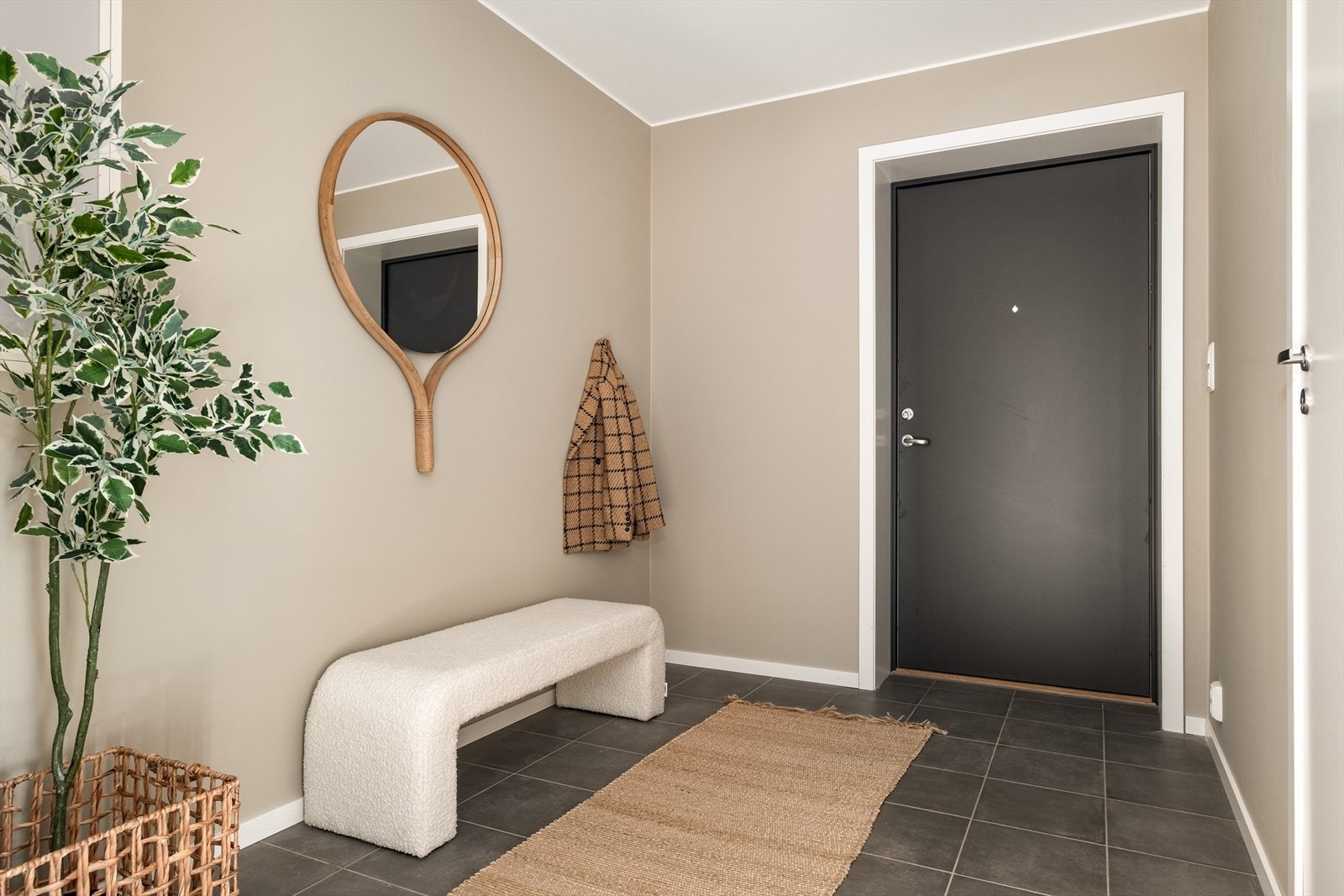 Entrè med fliser og gulvvarme Galleribilde