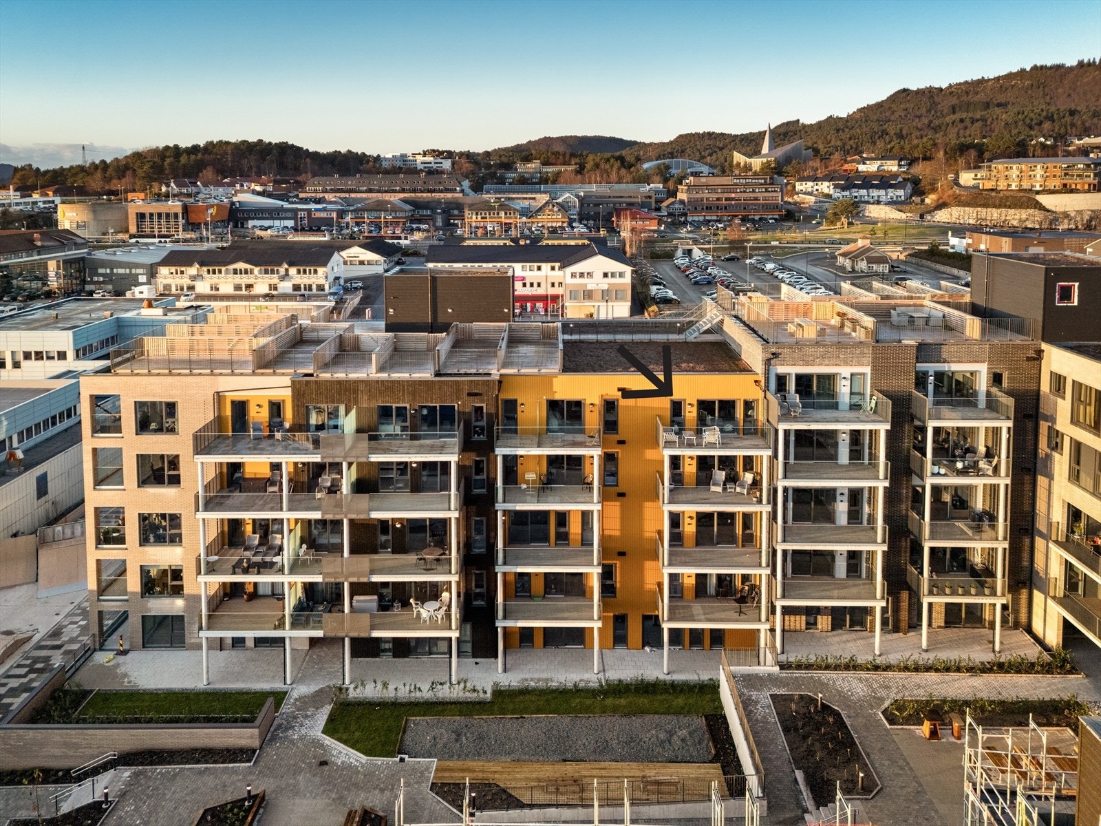 En garasjeplass er inkludert i kjøpesummen.
Dette er leilighet A504 i prosjektet, se svart pil for plassering i bygget. Galleribilde