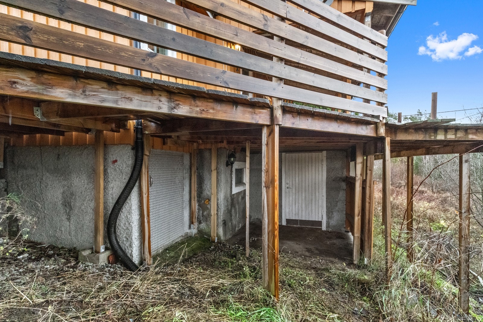 Inngangen til kjelleren befinner seg under terrassen. Galleribilde