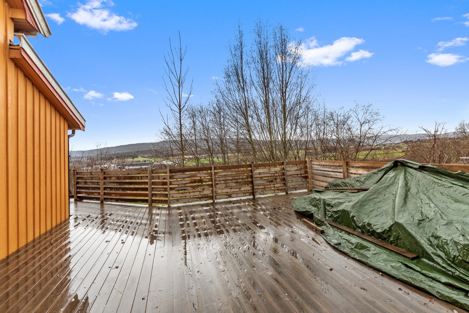 Terrassen er stor med god plass til utemøbler. Her kan man nyte varme sommerdager. Galleribilde