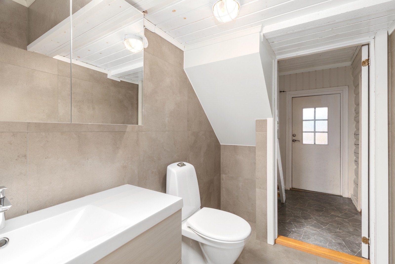 Badet ble pusset opp i 2022 med nytt dusjkabinett og innredning. Galleribilde