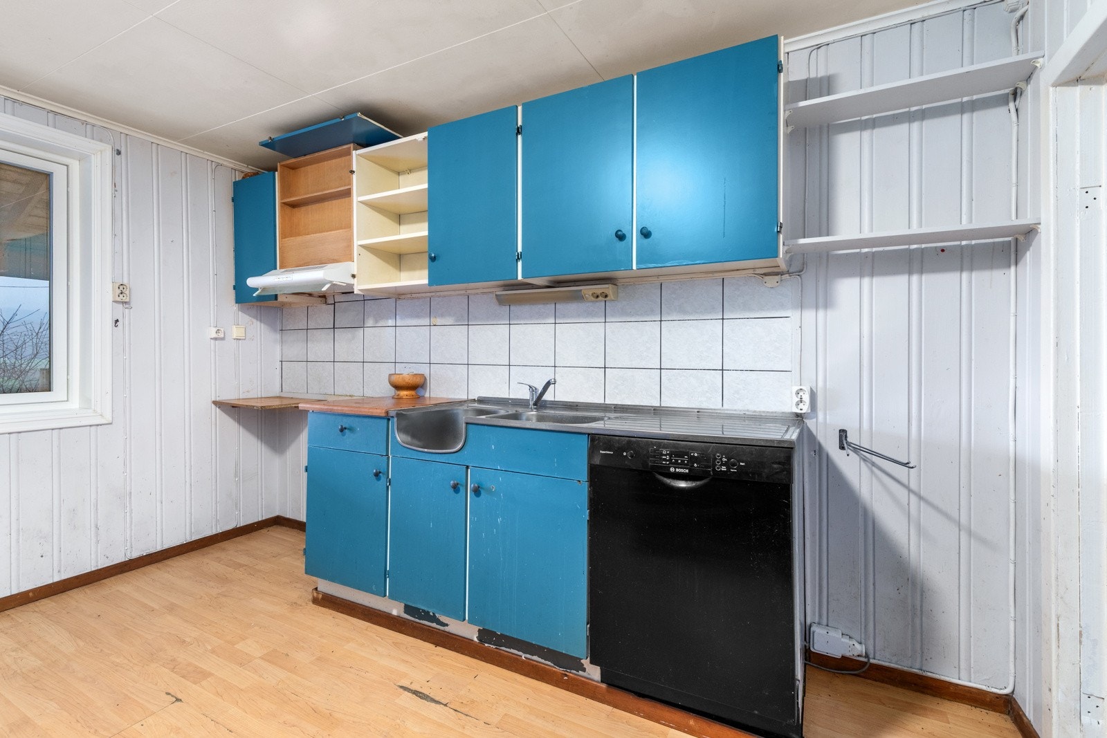 Kjøkkenet er av eldre type, med behov for oppgradering. Rommet er romslig med god plass til ny innredning og hvitevarer. Galleribilde