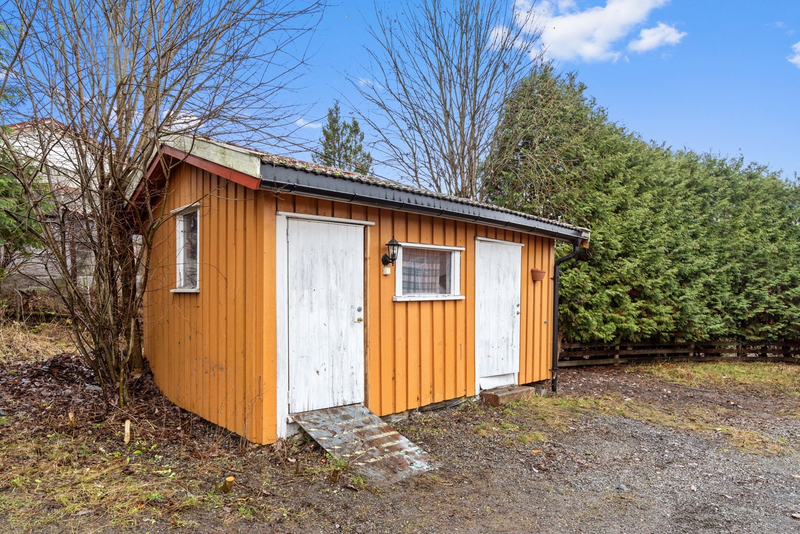 I gårdsplassen står det en bod som kan brukes til lagring. Boden har behov for en liten oppussing. Galleribilde