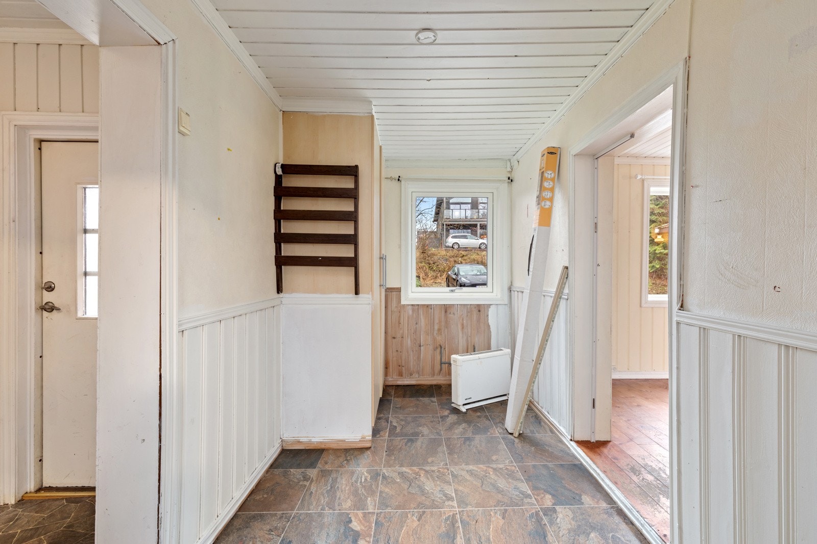 Gang/mellomgang som kan brukes til oppheng av yttertøy. Galleribilde