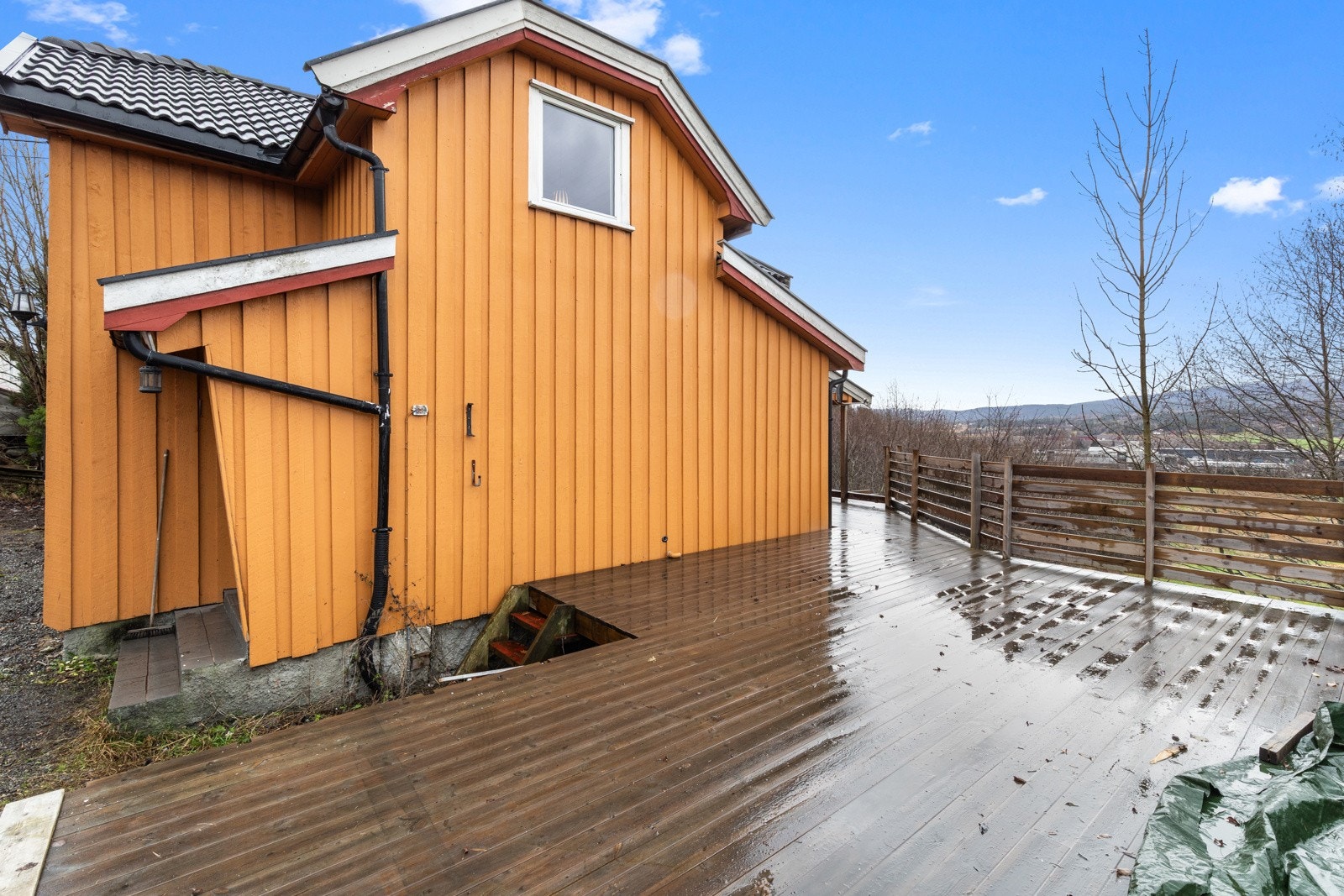 Romslig terrasse med god plass til utemøbler. Galleribilde