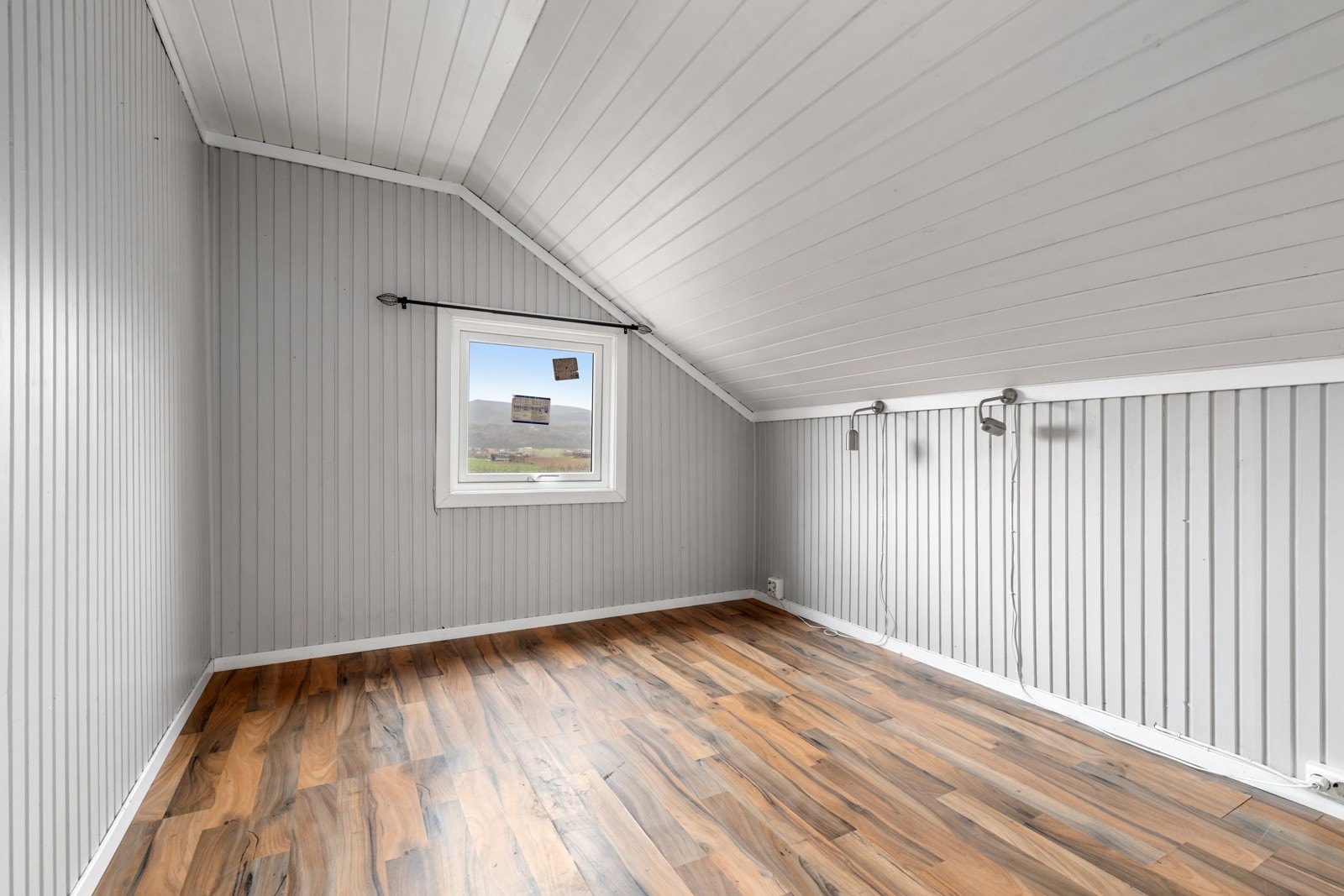 Soverommene er lyse og befinner seg i 2. etasje. Galleribilde