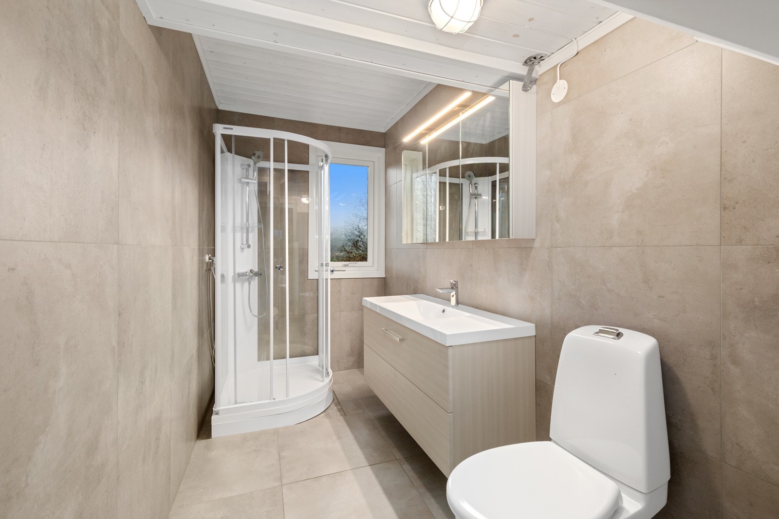 Badet er pent og lyst med moderne inntrykk. Galleribilde