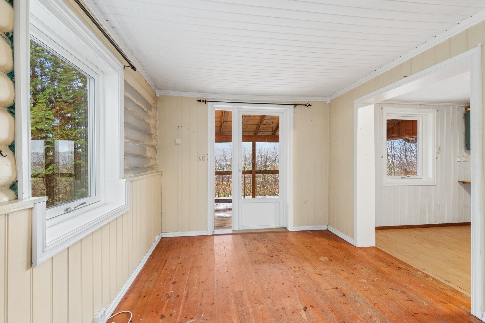 Spisestue med dør ut til terrassen. Galleribilde