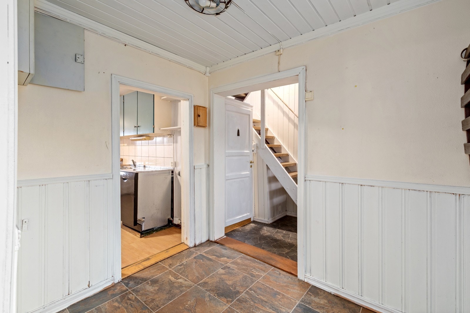 Herfra kommer du til kjøkken og stue. Galleribilde