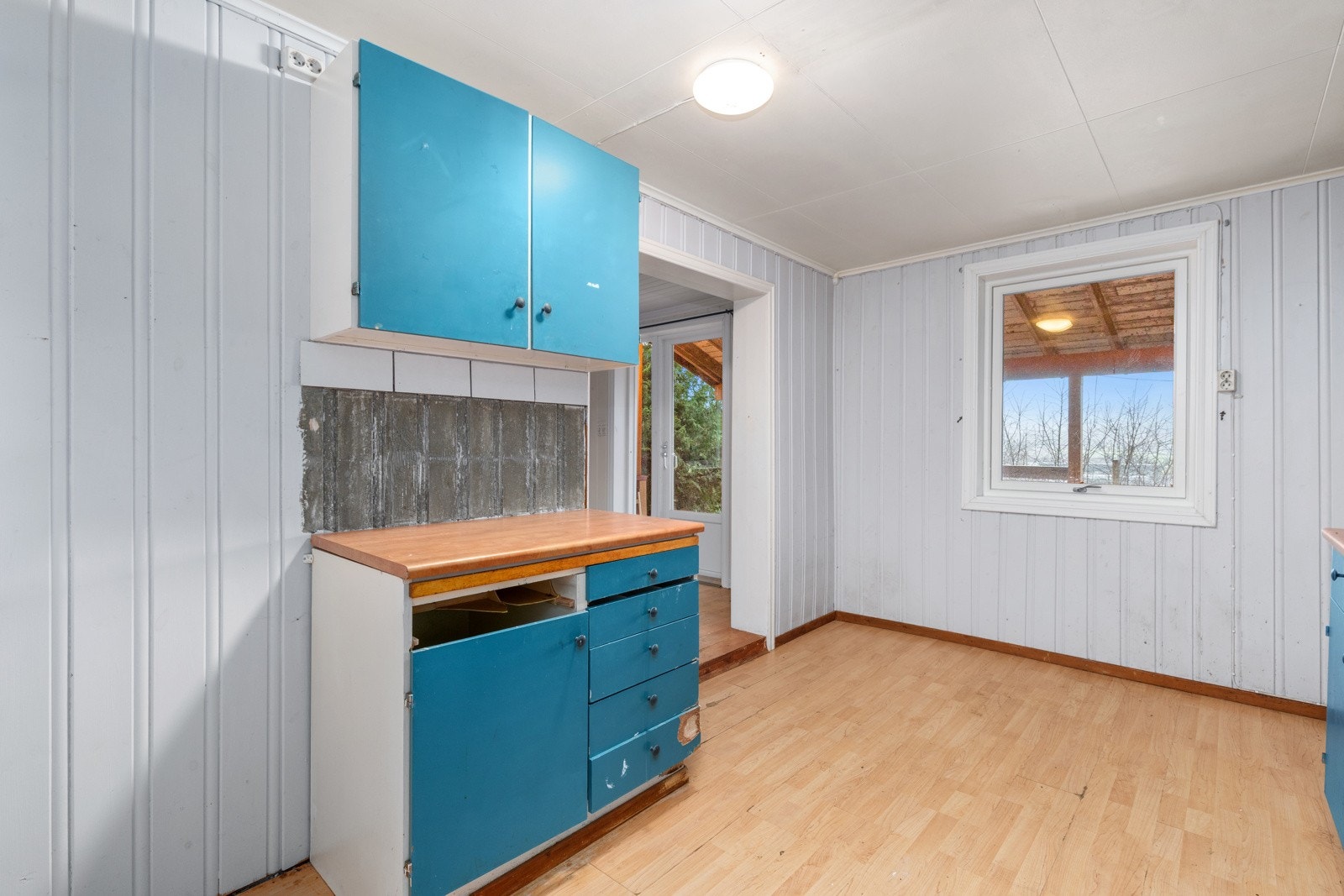 Kjøkkenet er av eldre type, med behov for oppgradering. Rommet er romslig med god plass til ny innredning og hvitevarer. Galleribilde