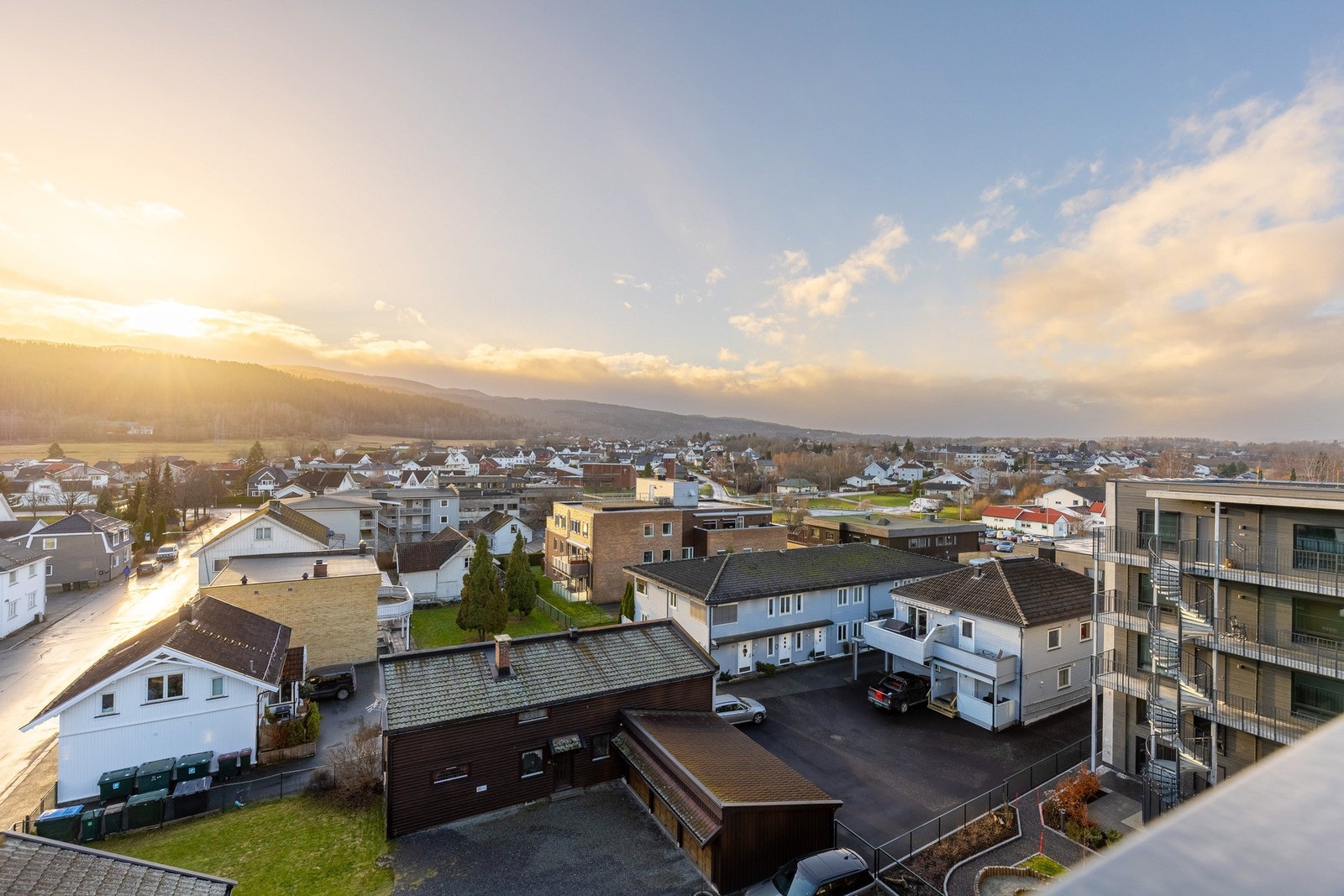 Hyggelig utsikt ned mot atriumet. Galleribilde