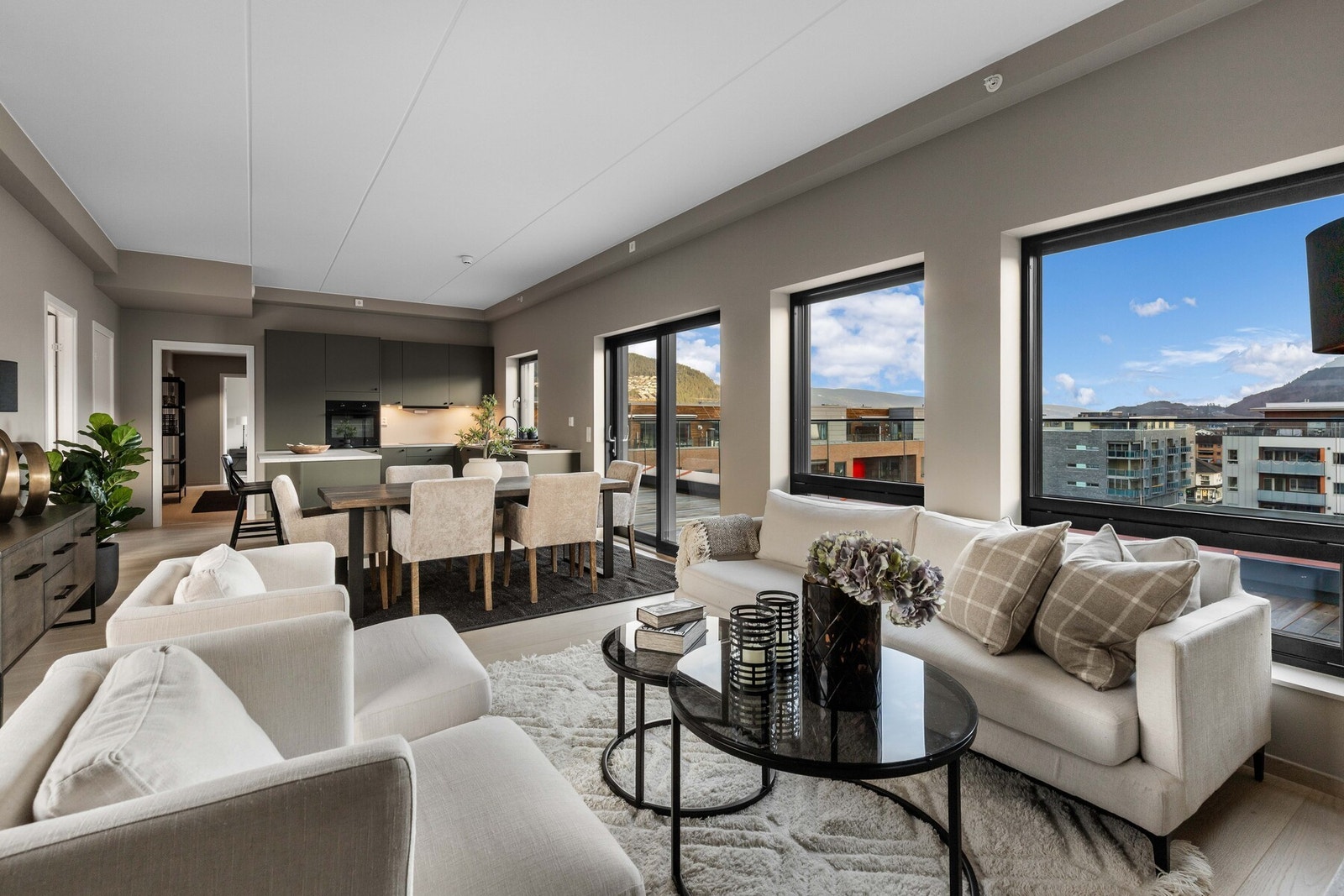 Stuen og kjøkkenet danner et åpent og luftig oppholdsrom med store vindusflater som slipper inn rikelig med dagslys. Galleribilde