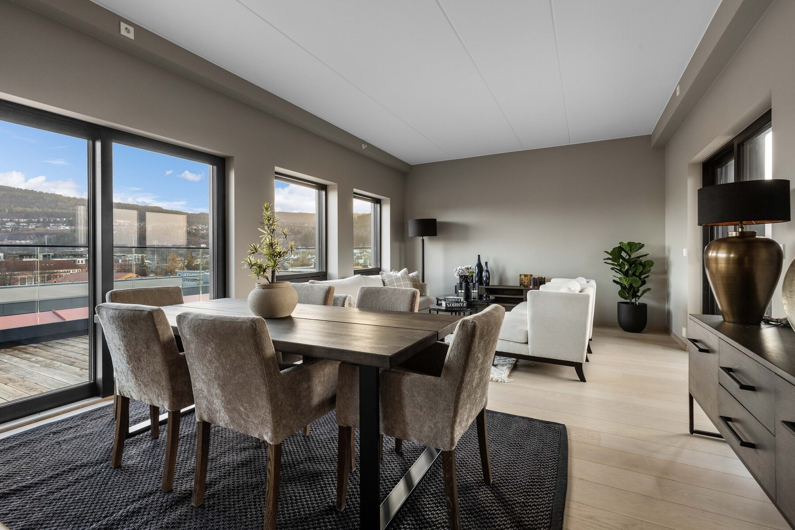 Et spisebord får naturlig plass i grensen mellom stuen og kjøkkenet. Galleribilde