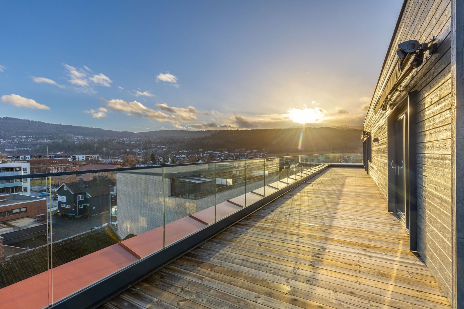 Balkong med rikelig plass til både små og store utemøbler. Galleribilde