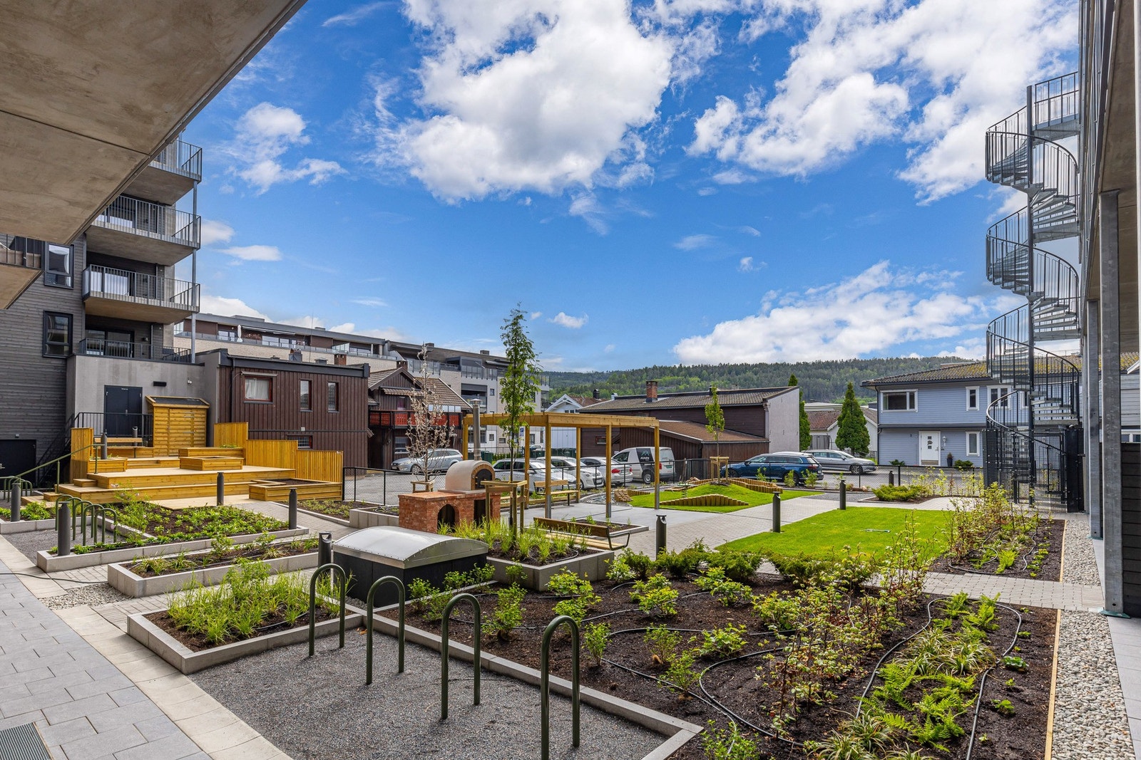 Sameiet kan by på et svært trivelig felles uteområde, hvor det mellom bygningene er etablert et hyggelig og sosialt atrium. Galleribilde