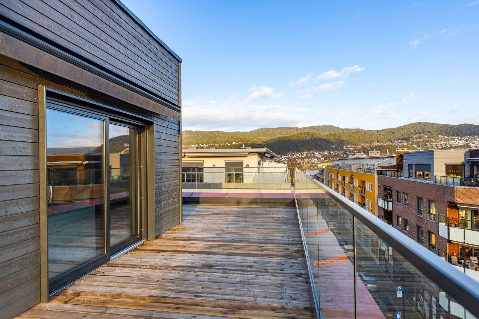 Nydelig uteplass, med utgang fra både stue og soverom. Galleribilde