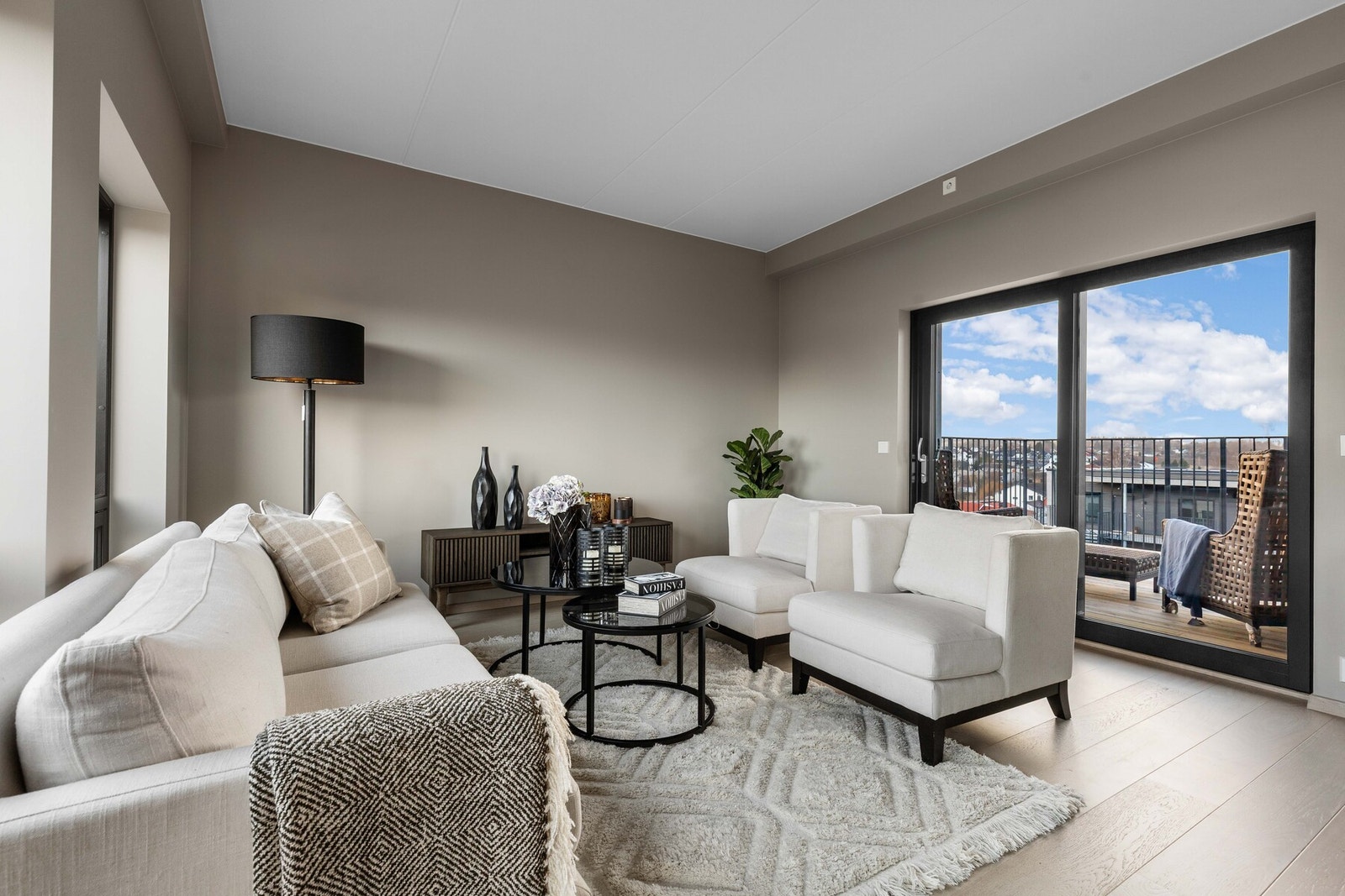 Her er det god plass til både sofagruppe og en stor spisestue. Galleribilde